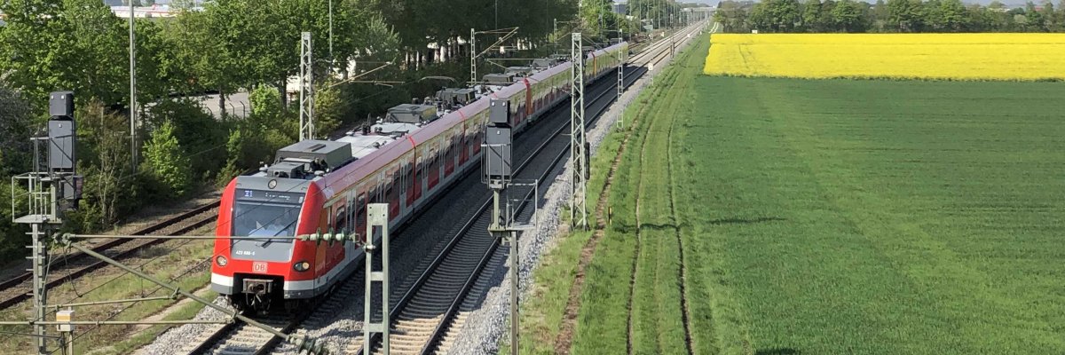 Vorbeifahrende S-Bahn nach Neufahrn