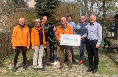 Gruppenbild mit ADFC Ortsgruppe und Bürgermeister Franz Heilmeier zur Überreichung des Schecks