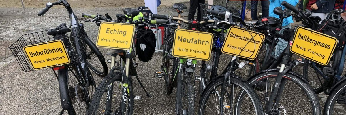Fünf Fahrräder mit Ortstafeln