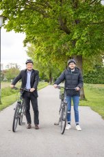 Bürgermeister Franz Heilmeier und Verwaltungsmitarbeiter auf Fahrrad